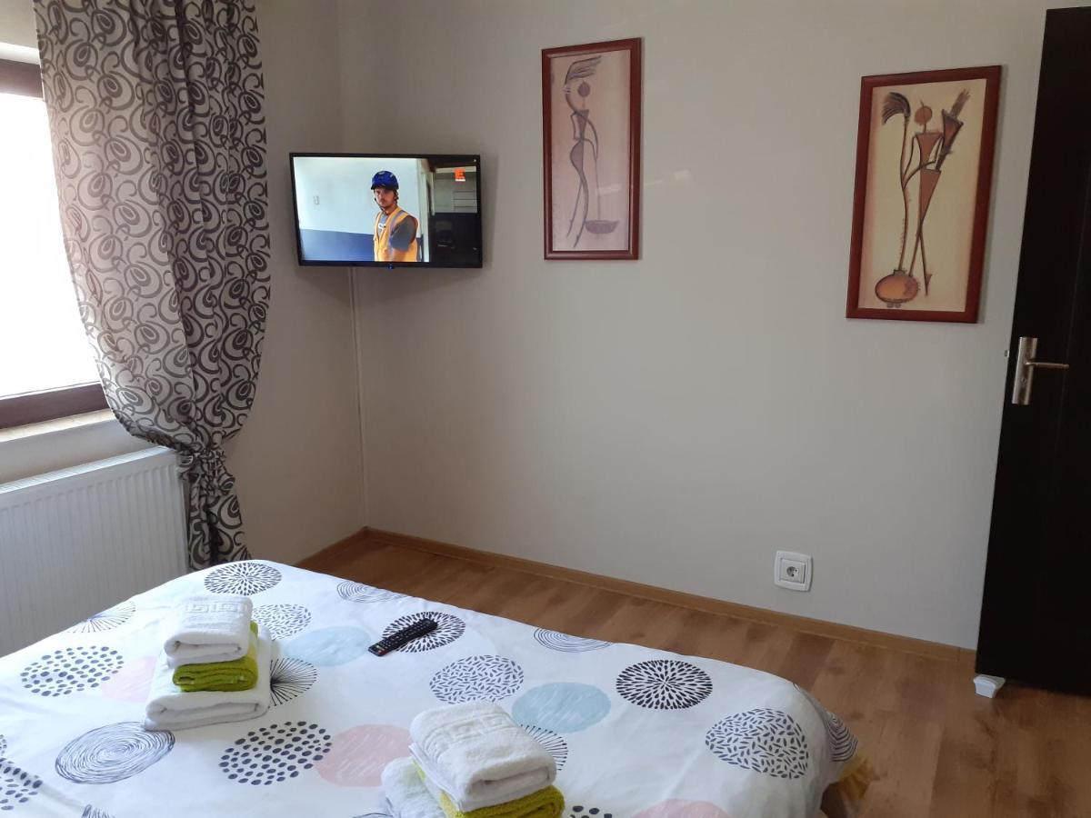 Apartament Cristina Cu Doua Dormitoare & Balcon & Parcare Proprie Onesti Exterior photo