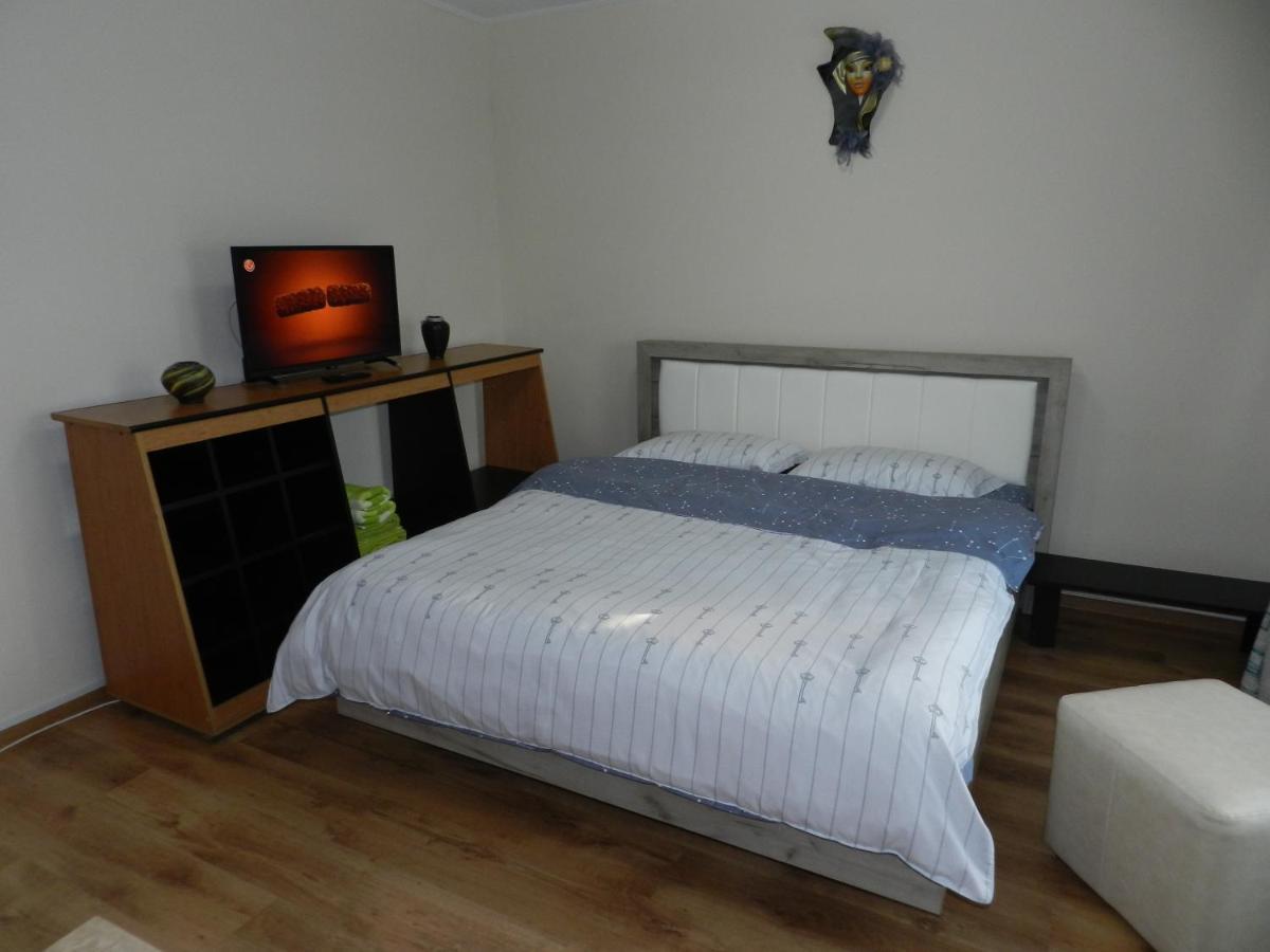 Apartament Cristina Cu Doua Dormitoare & Balcon & Parcare Proprie Onesti Exterior photo